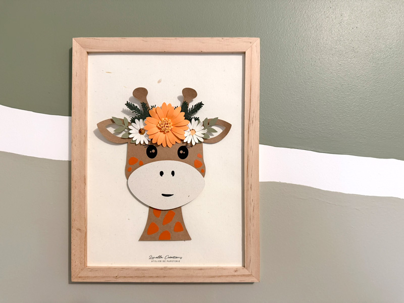 Tableau enfant Girafe et sa couronne de fleurs détail