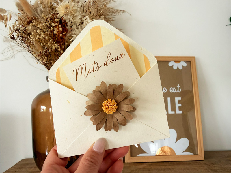 carte enveloppe jaune avec fleur